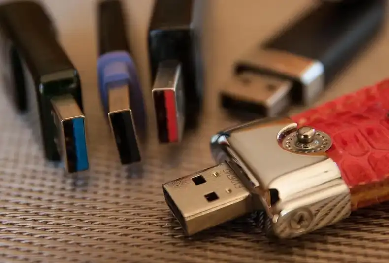 USB sticks and smart tvs vs digital signage software